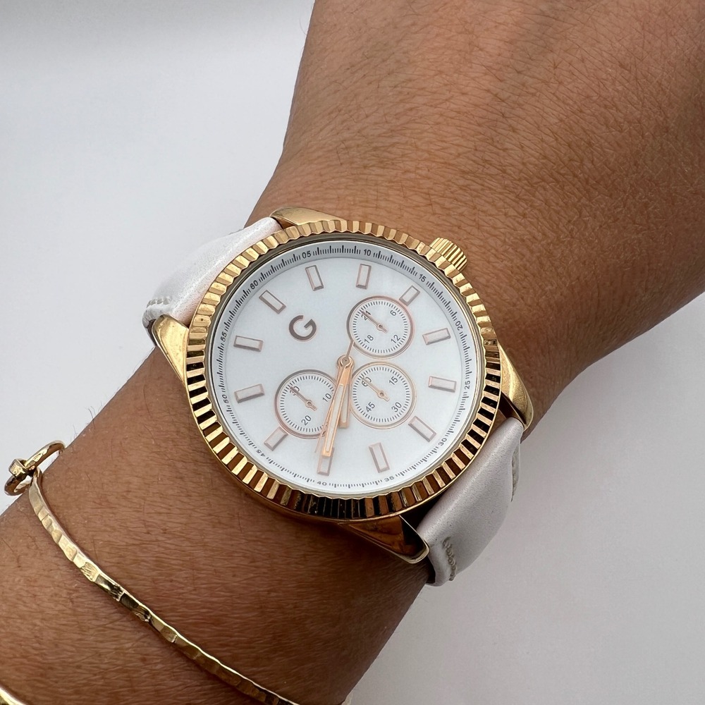 Guess Gold Tone Chronograph Watch White Leather Strap Fluted Bezel G Logo‎
